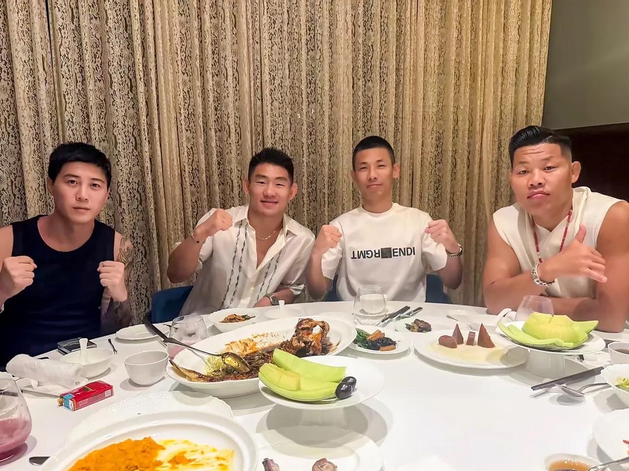 几位大佬聚餐，其乐融融感情非常好