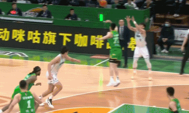 张镇麟连续两次抢断助辽宁69-67反超青岛！
北京时间1月12日，辽宁与青岛的比