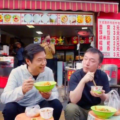 亿万富翁的清晨，窝在武汉马路边的塑料凳上

你能想象一个身家千亿的人，早上七点半