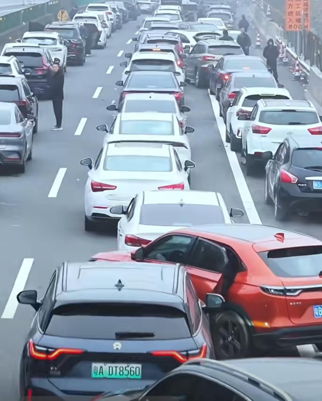 实拍清明返乡高速公路，车堵人堵心也堵。万般无奈，无数游子回家祭祖，何日不再堵在路