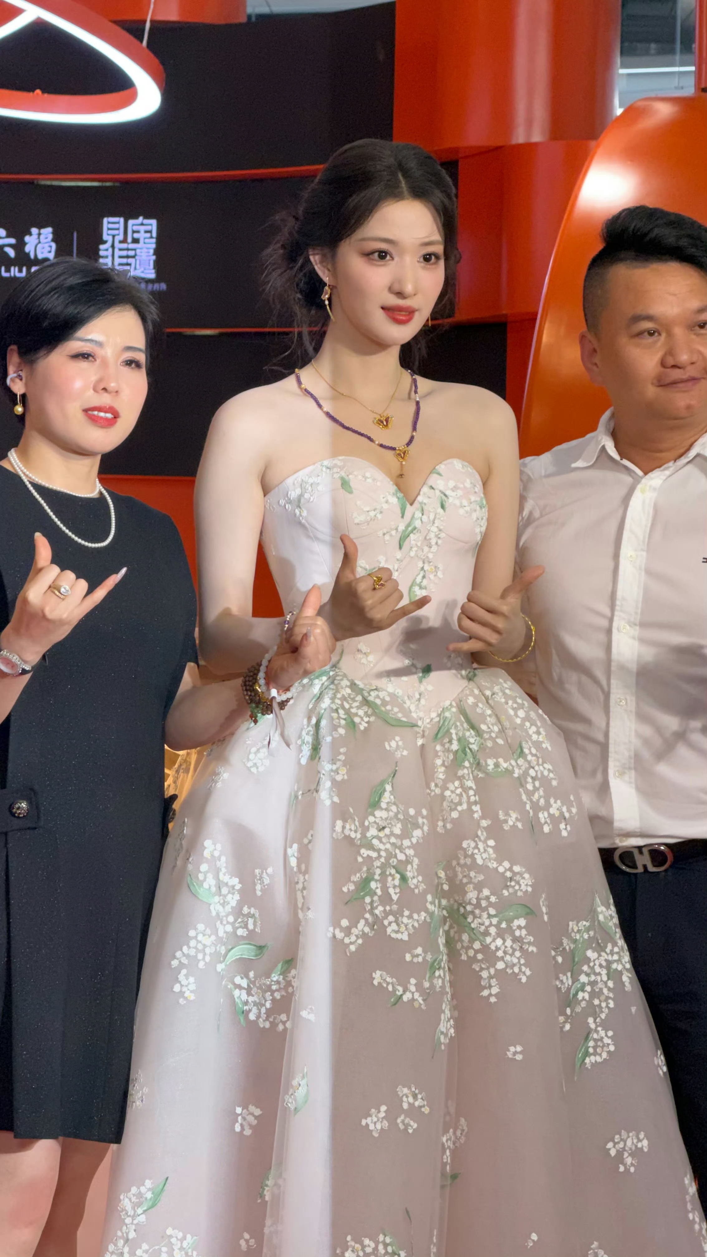 王楚然只能笑卢昱晓不敢笑王楚然比心 