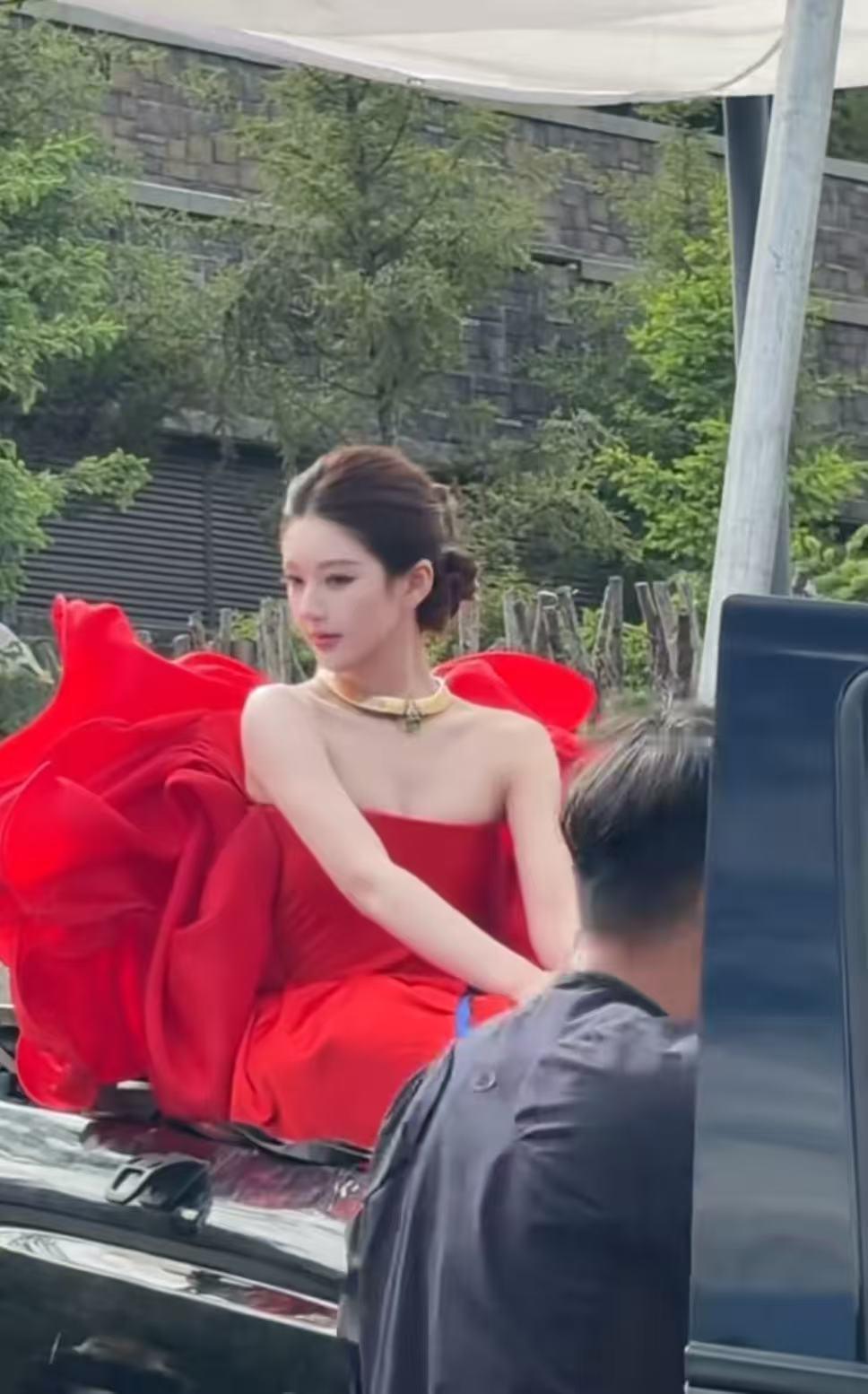 赵露思因为裙子太大坐不进去车里，喊了敞篷车来接，也是许我耀眼照进现实了赵露思