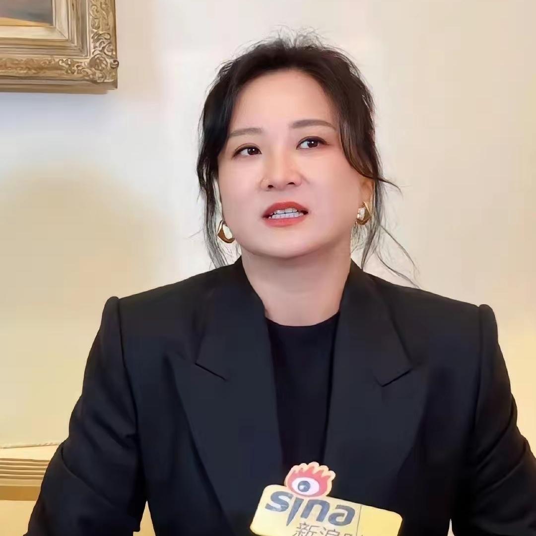 贾玲最新露面的状态，
一下子惊艳了好多人，
整个人找回了从前那种松弛鲜活的感觉，