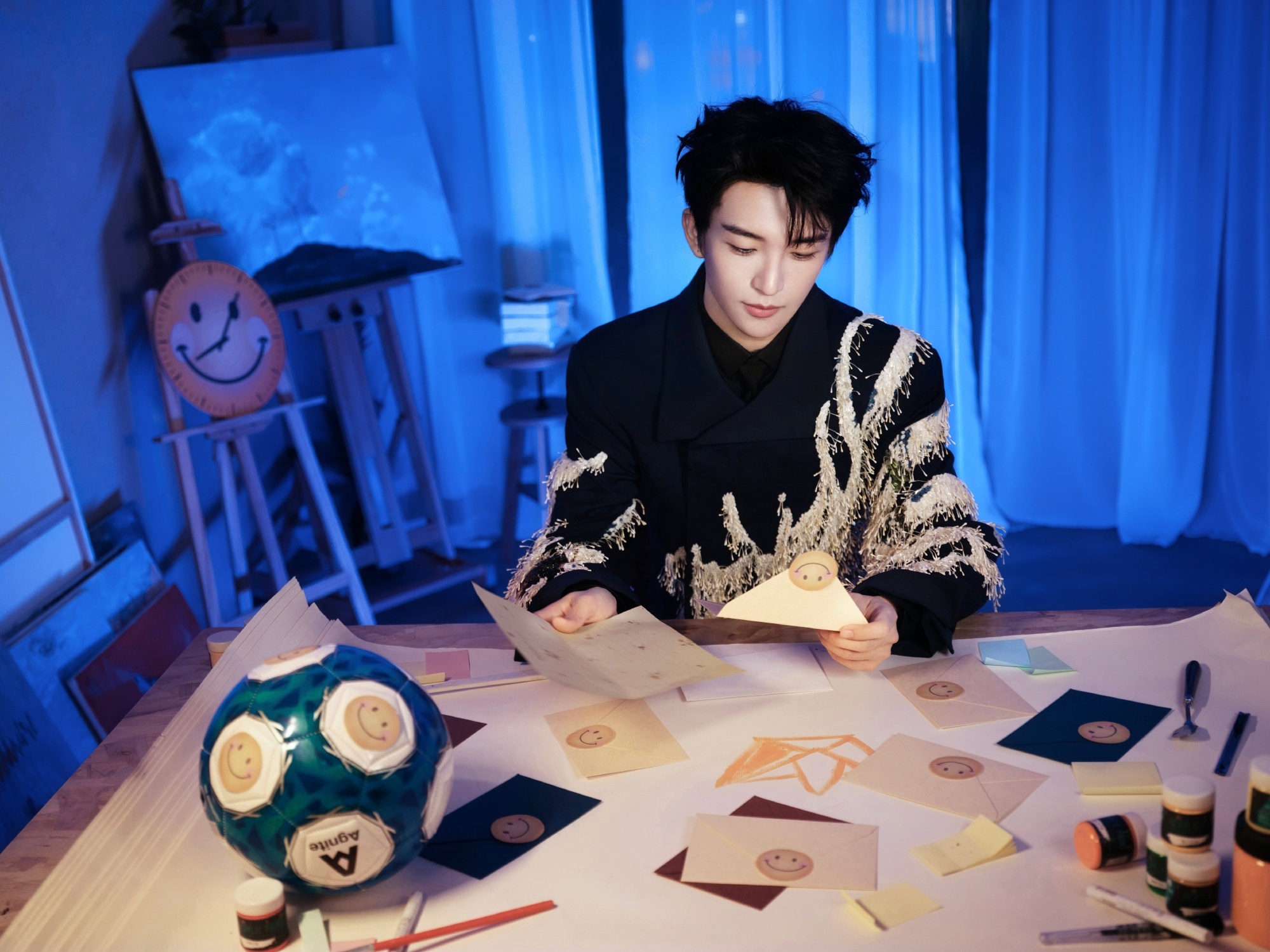 黄子弘凡深蓝流光高定今夜，他是行走的星河。深蓝为幕，流光作笔，每一帧都是高级定制