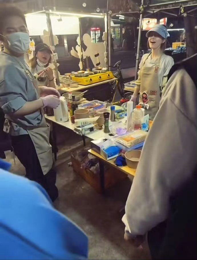 赵露思在海南摆摊做蛋烘糕主理人，她好有意思，能做明星也能摆小摊 