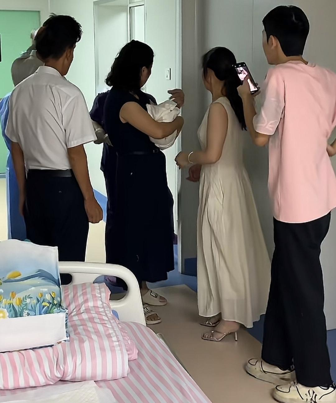 一家人都兴致冲冲的跑过去看小宝，大宝孤零零坐在床边，眼神也看向大人扎堆的地方，她