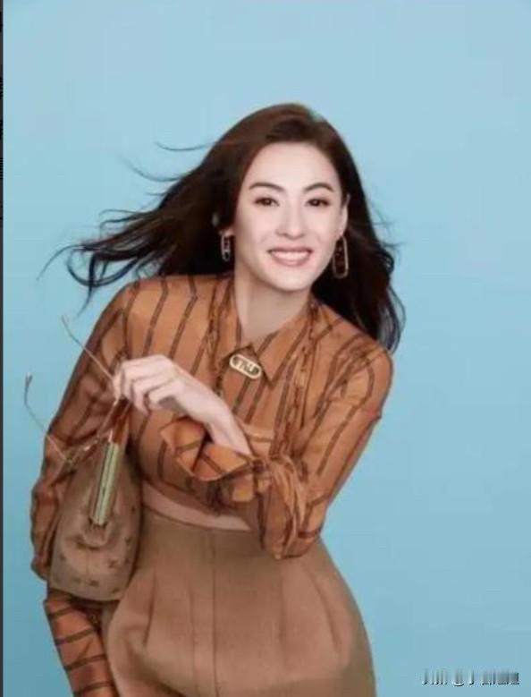 我老公刷到"张柏芝独自带三娃现身机场"的视频，举着手机，很笃定地跟我说："媳妇儿