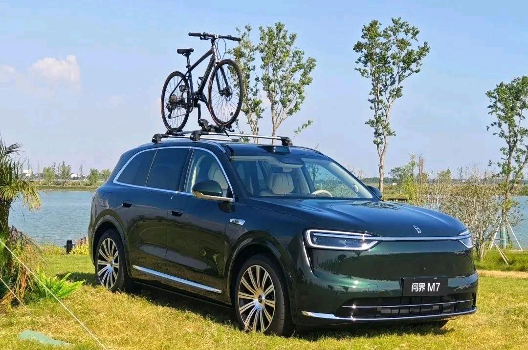 全新问界M7内饰曝光了 有冰箱有彩电还有女王主驾全新问界M7
曝光了不少新车色，