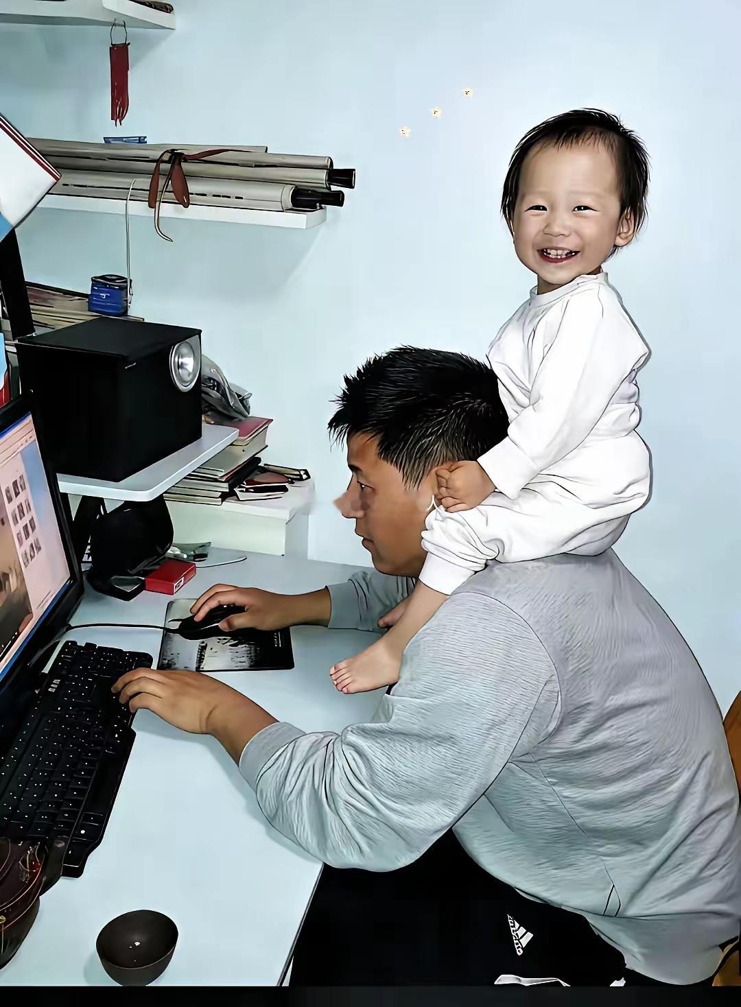 最戳人的温柔，从来都藏在细节里谁懂啊，这张图真的看一次鼻酸一次。那时候他还没大火