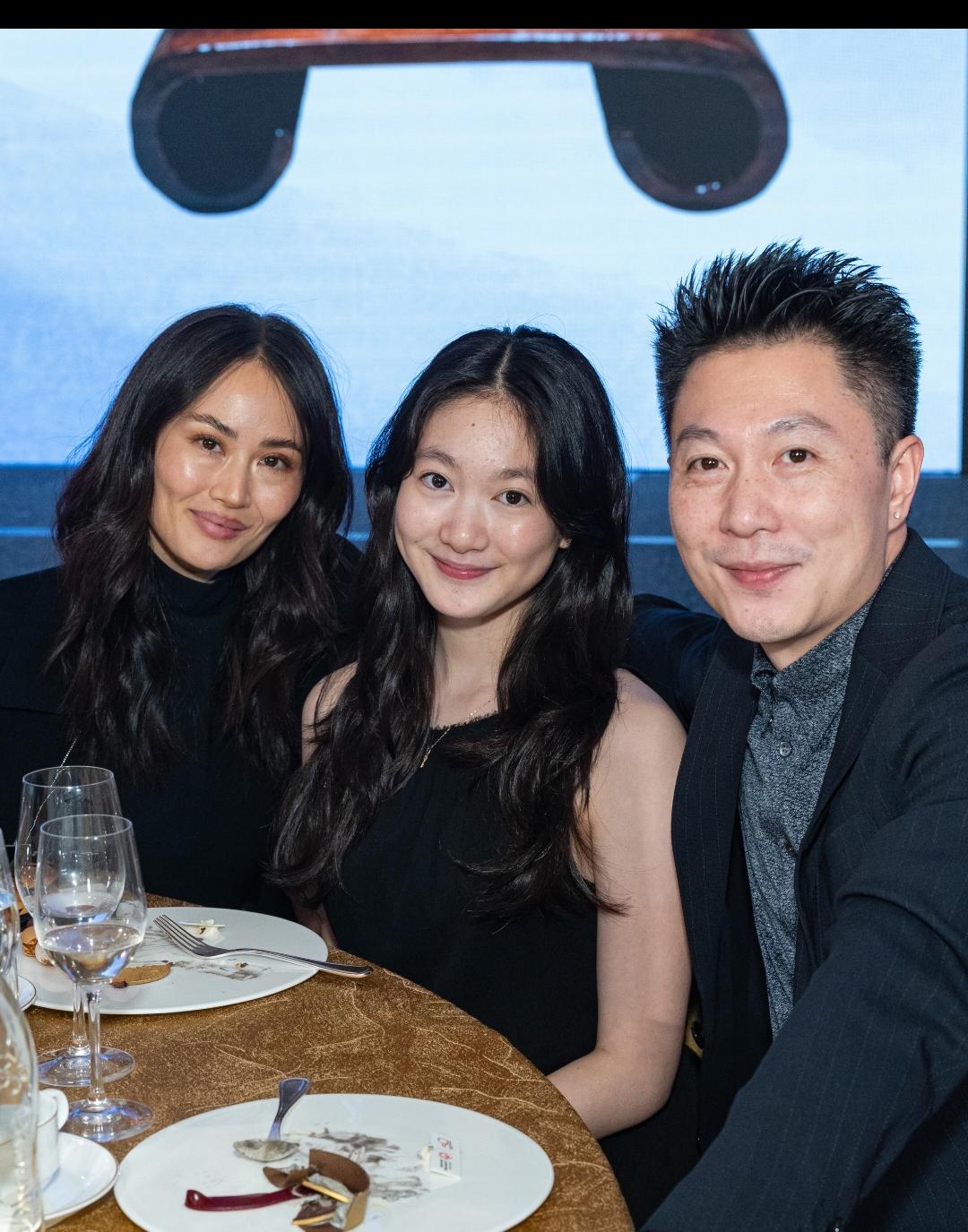 李小鹏带着老婆女儿奥莉参加香港特殊运动会的慈善晚宴！
记忆力奥莉还是个软软糯糯的