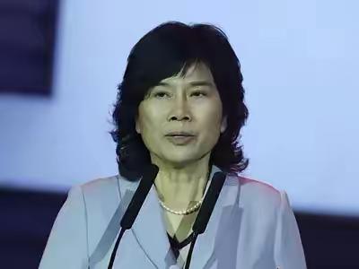 董明珠这回是真低头了。欧洲热浪烧到40度，中国空调卖疯了，美的海信TCL赚得盆满