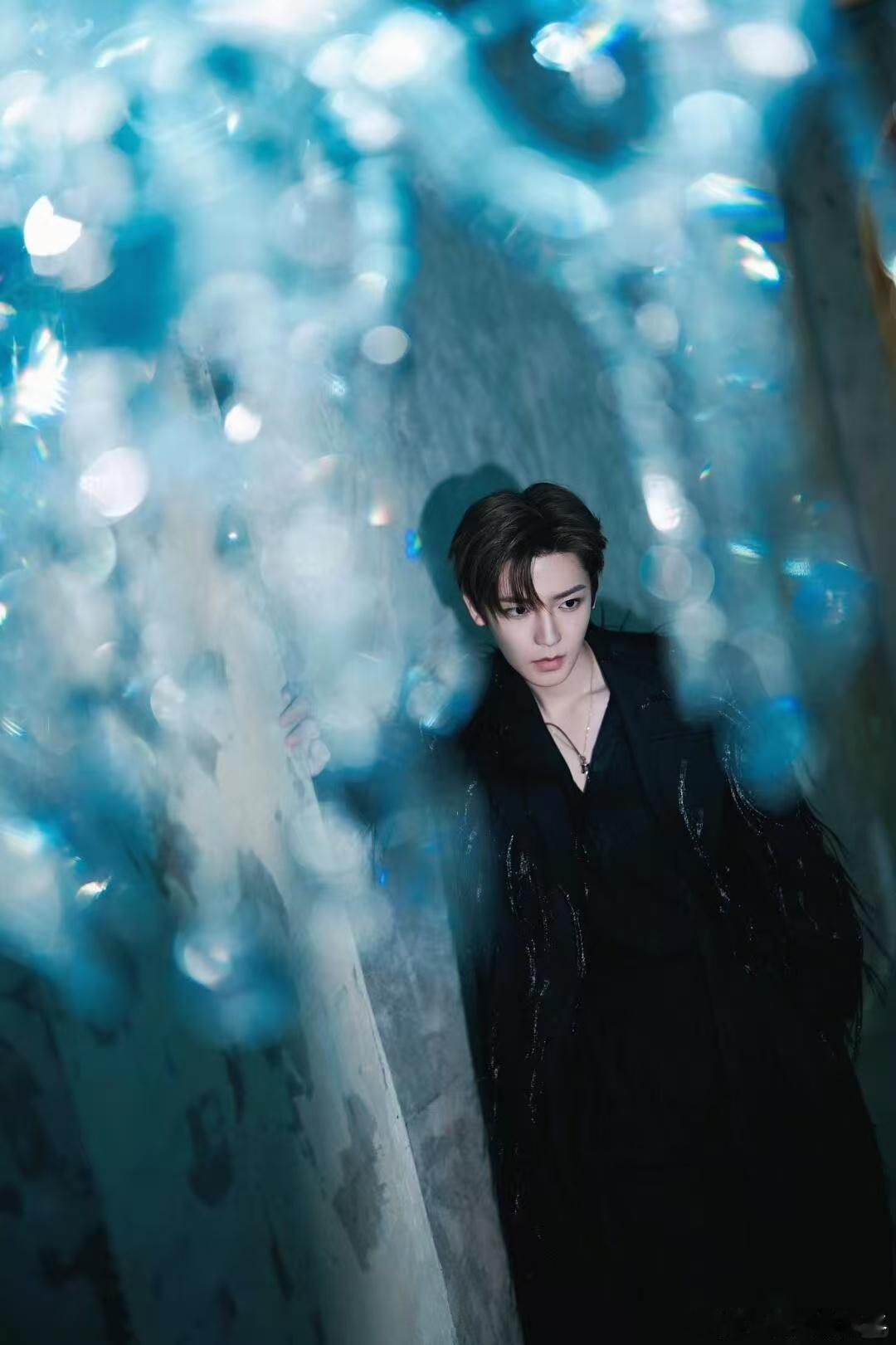 侯明昊黑色流苏大衣 侯明昊在微博视界大会上的黑色流苏大衣造型太帅了！现代版纪伯宰