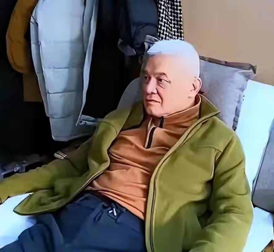 老戏骨申军谊：当年因钻山豹一角家喻户晓。69岁的他，受到脑梗后遗症困扰，行动不便