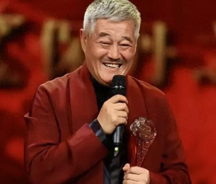 不得不称赞赵本山是高人，知进退、谨慎低调不妄言，希望赵本山先生健康幸福！
 
赵