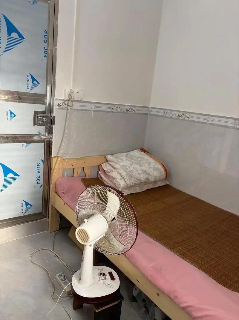 今晚喝了点酒，想了很多事情，低下头，眼泪就掉了下来。突然发现，我没有什么朋友，也