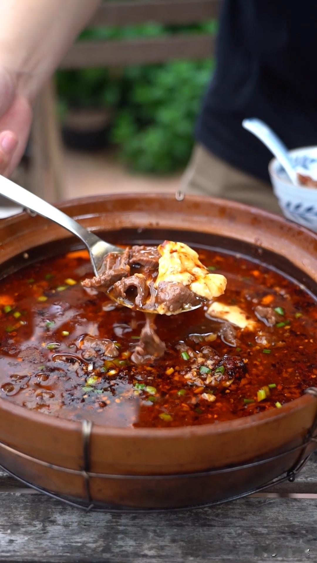 豆花牛肉，第一次吃这道菜的时候，脑子里第一个反应的：水煮牛肉和麻婆豆腐结婚了~~