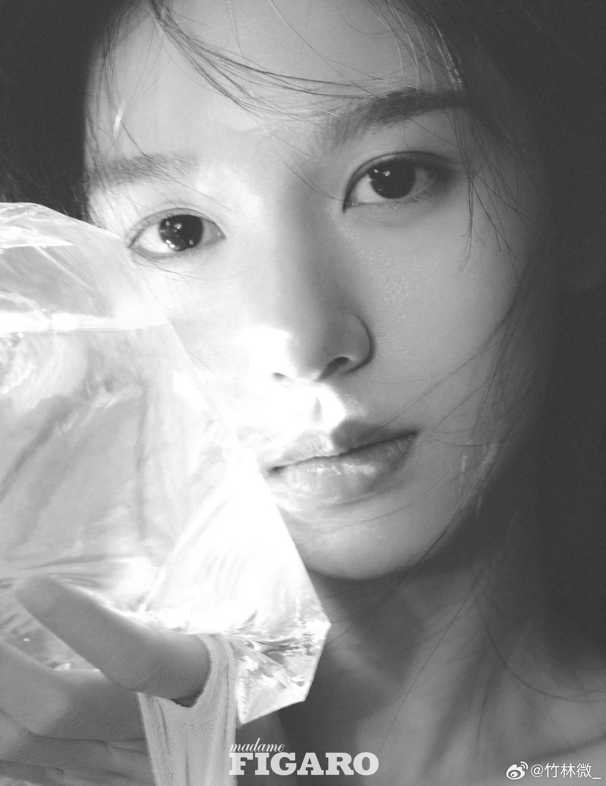 周也费加罗二月刊周也黑长直造型真的好戳人，清冷又耐看，气质稳稳拿捏，这组封面氛围
