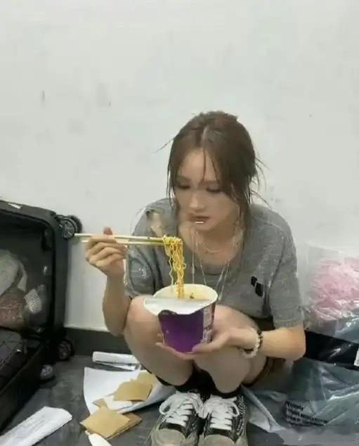 刚想说孟佳的鞋也太脏了，直到看到干净的鞋带才反应过来 