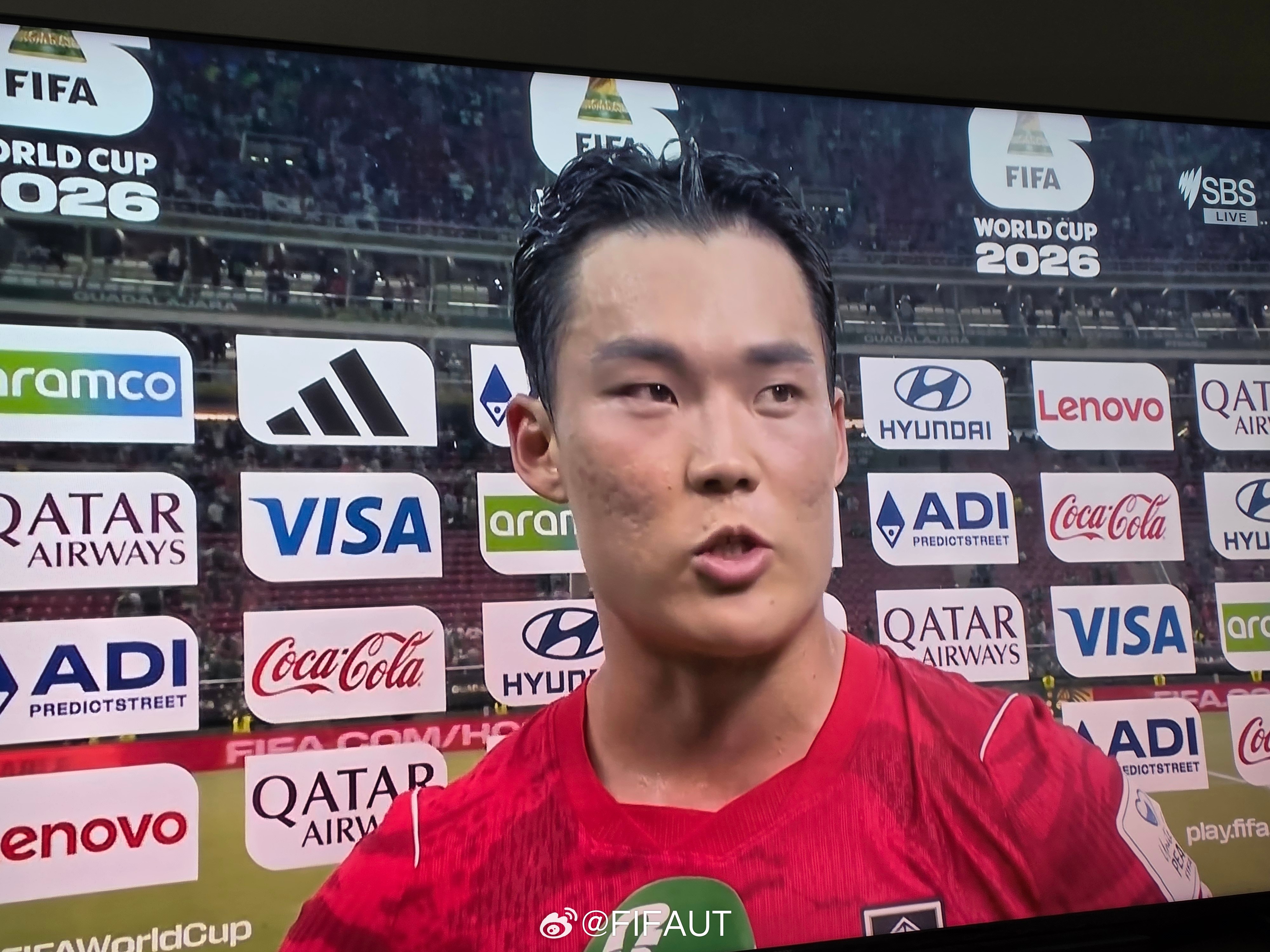 这赛后采访两边都是本国记者本国语言啊，我这看直播就这么听原声没翻译