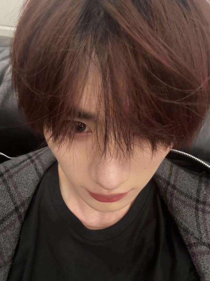 丁程鑫脸上没灰长这样 丁程鑫脸上没灰长这样，太帅了吧，这个下半张脸长得好完美啊，