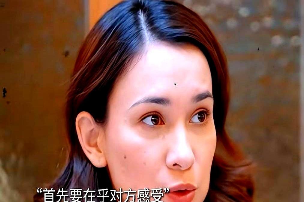 胡静说男女有纯友谊，卢靖姗直接把话说死：老公不爽，立马拉黑。这两个嫁入豪门的女人