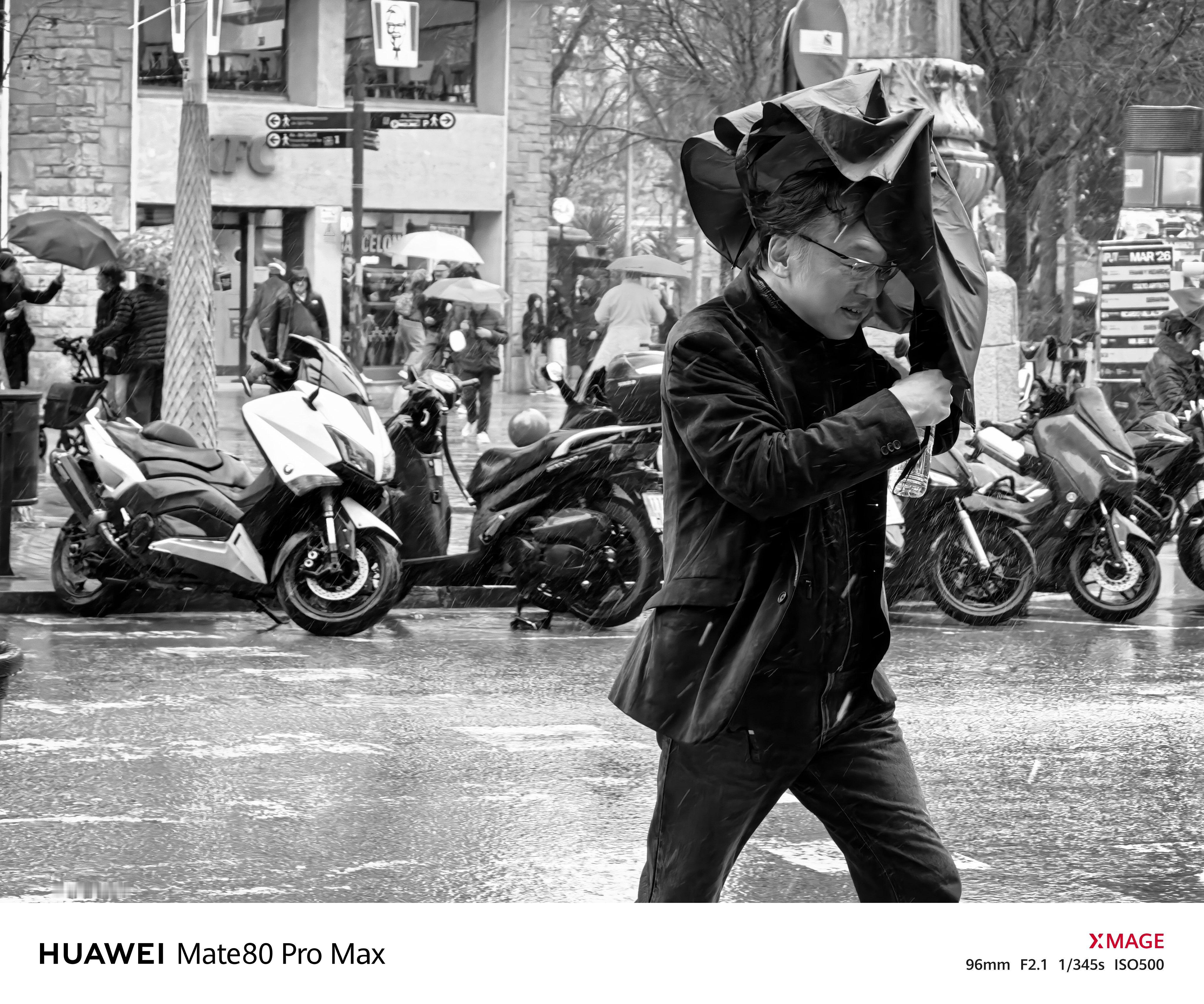 前段时间参加MWC时候，在巴塞罗那拍的照片，来感受下当下华为手机在欧洲的“黑白”