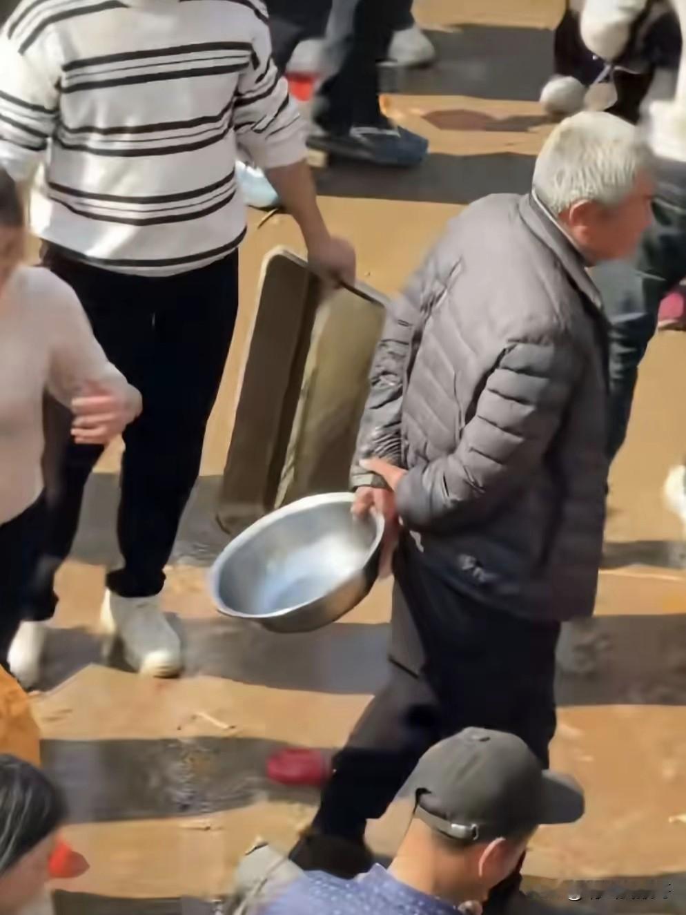 难怪江西丰城的“杀猪饭”没搞成功，我觉得最大的问题就出在“免费”上，现场做好的饭