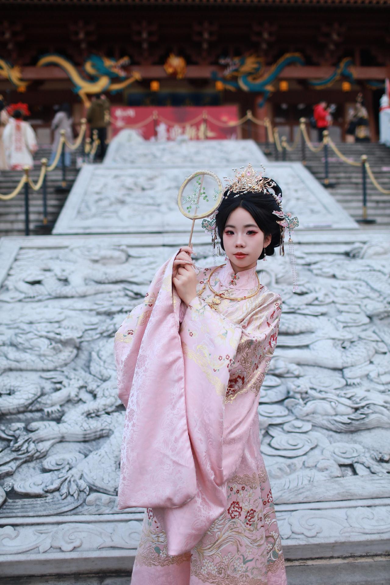 偶遇一古镇总要穿次少数民族服饰吧 汉服让世界看到中国的美 民族服饰有多美 民族舞