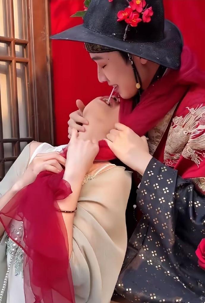 这种动作私下拍短视频也就罢了，估计他的粉丝爱看，但是在公共场合这么搞，对青少年影