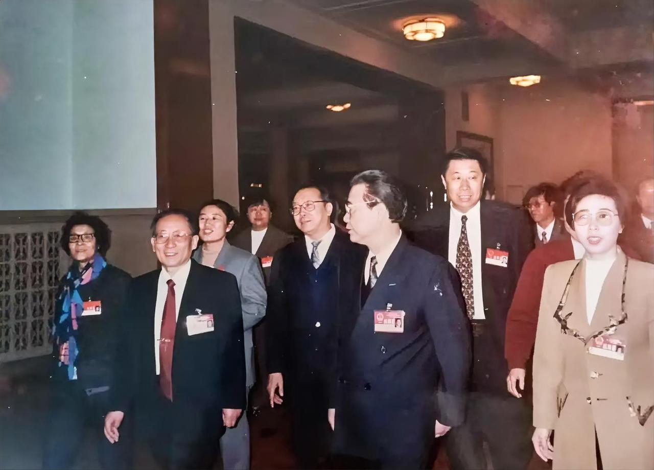 看到这张老照片里辽宁代表团的全树仁、顾金池、闻世震等领导，一下就把思绪拉回到上世