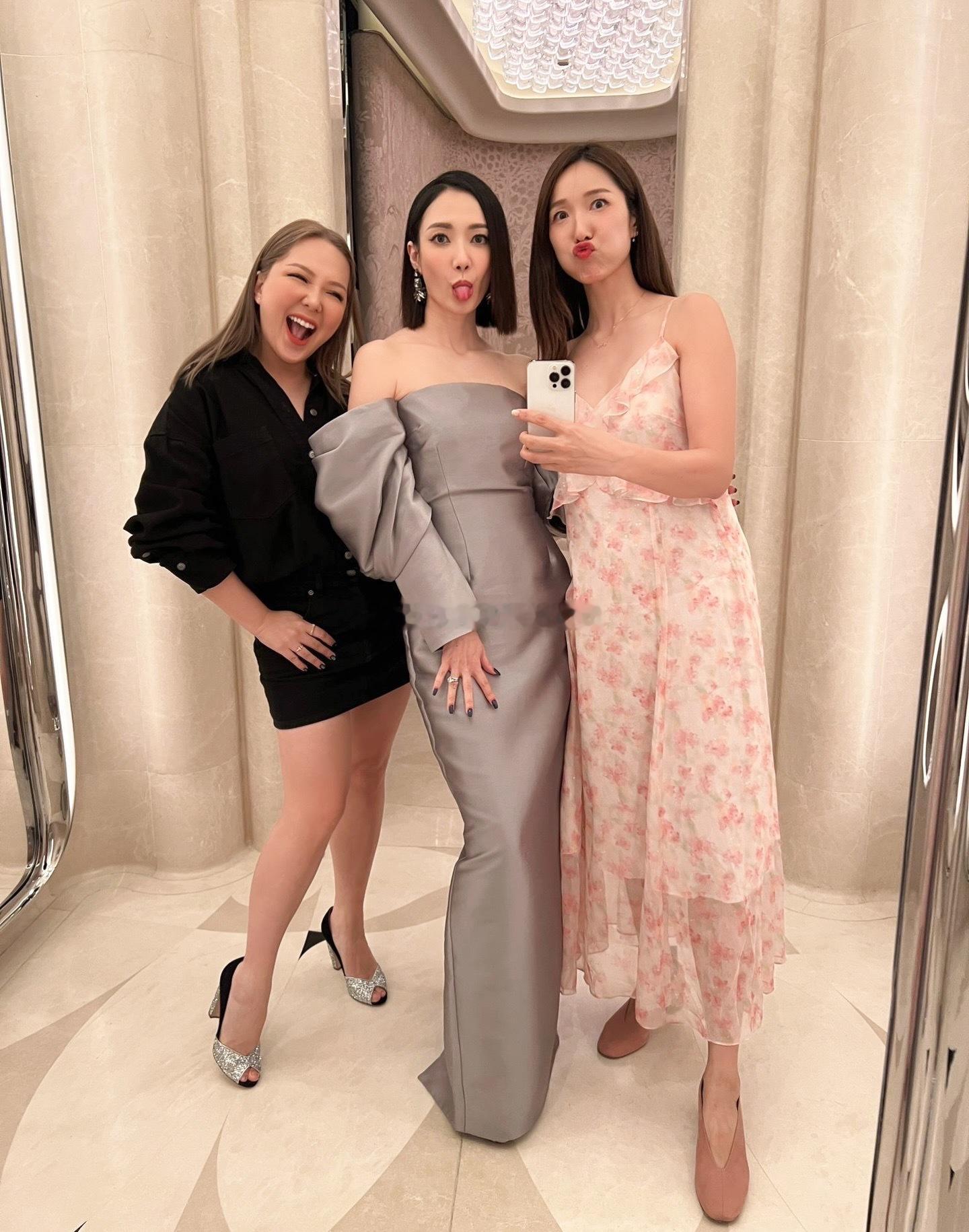 王君馨、卫兰、李亚男参加朋友婚礼 