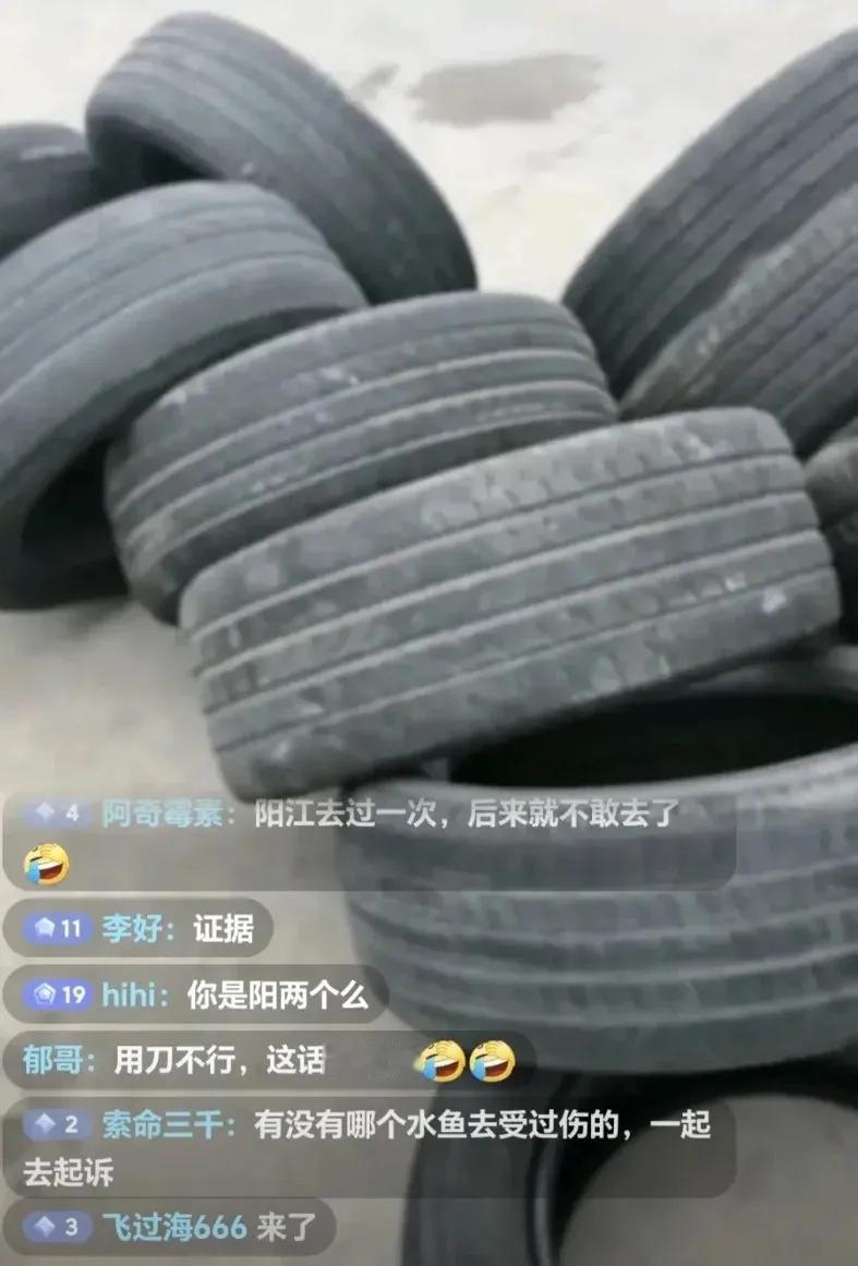 阳江服务区，汽修店成了网红打卡地了。
看的出来很多换下来的轮胎都是很新的。
被钉