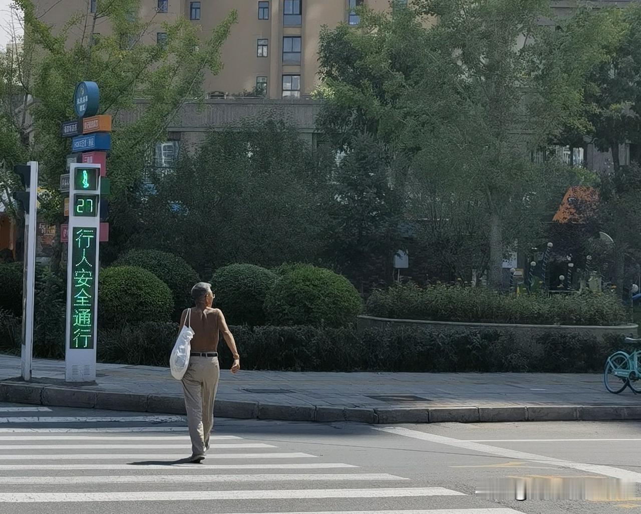兰州的秋日，忽然就热了，街头的大爷们都开始光膀子了。昨夜一场暴雨，今天中午晴空万