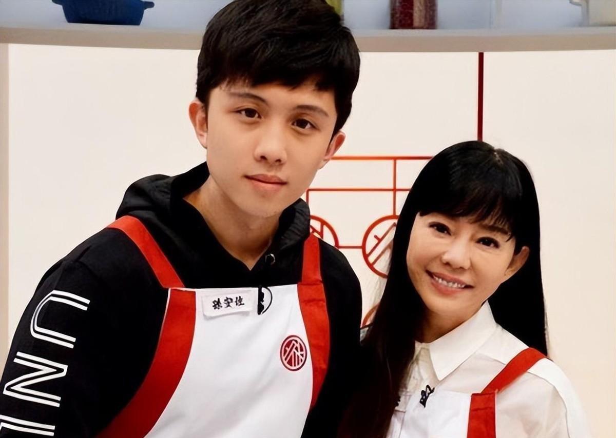 这世上有些爱，爱着爱着就把人爱进了监狱。台湾有个女星叫狄莺，当年在节目里一脸得意