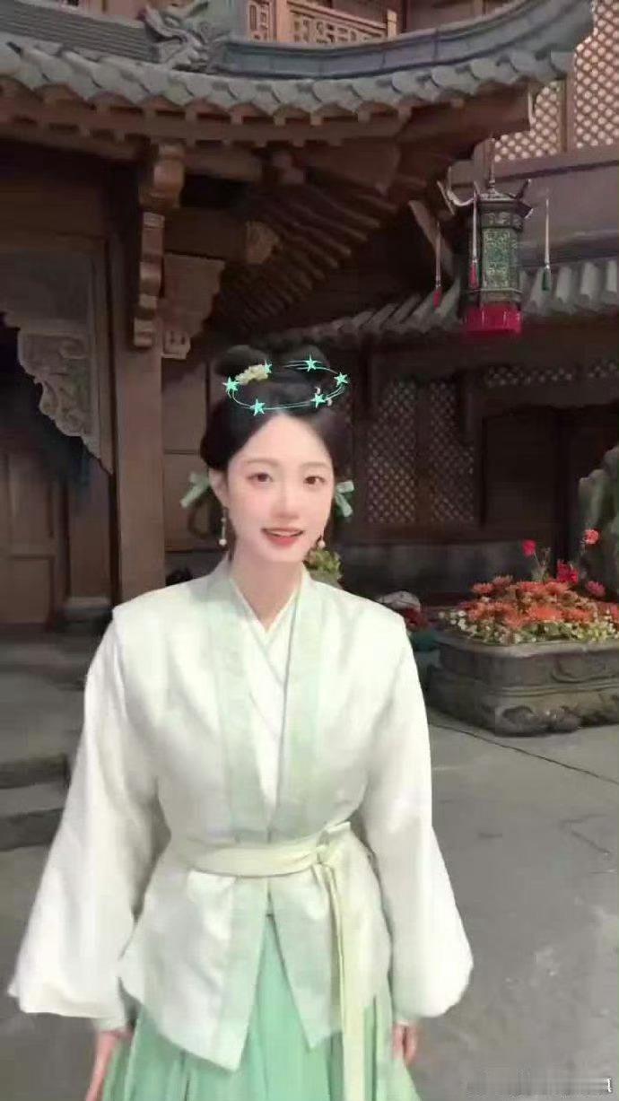 云初令剧组团建虞书欣进行曲 看他们团建真的好治愈，虞书欣跳得投入，大家也配合默契