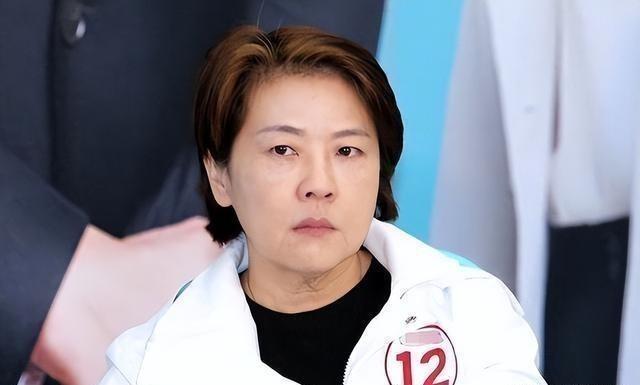 柯文哲出来了，黄珊珊被抬到了风口浪尖。黄珊珊被认为是绿营安插在民众党内的奸细。因