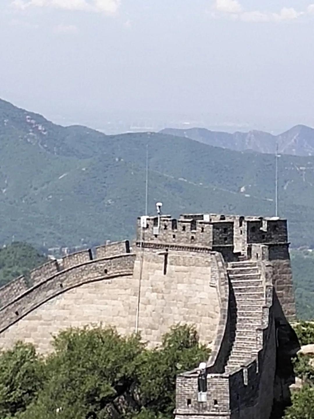 《长城之行》现代诗
 
踏上长城的古老砖石，
历史的风在耳畔轻吟。
岁月的长河中
