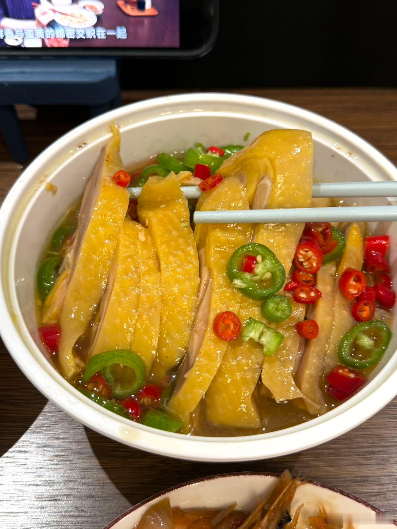 上个班最对得起的就是这张嘴追星党必囤宝藏卤味来了，紫燕百味鸡携手代言人田嘉瑞送上