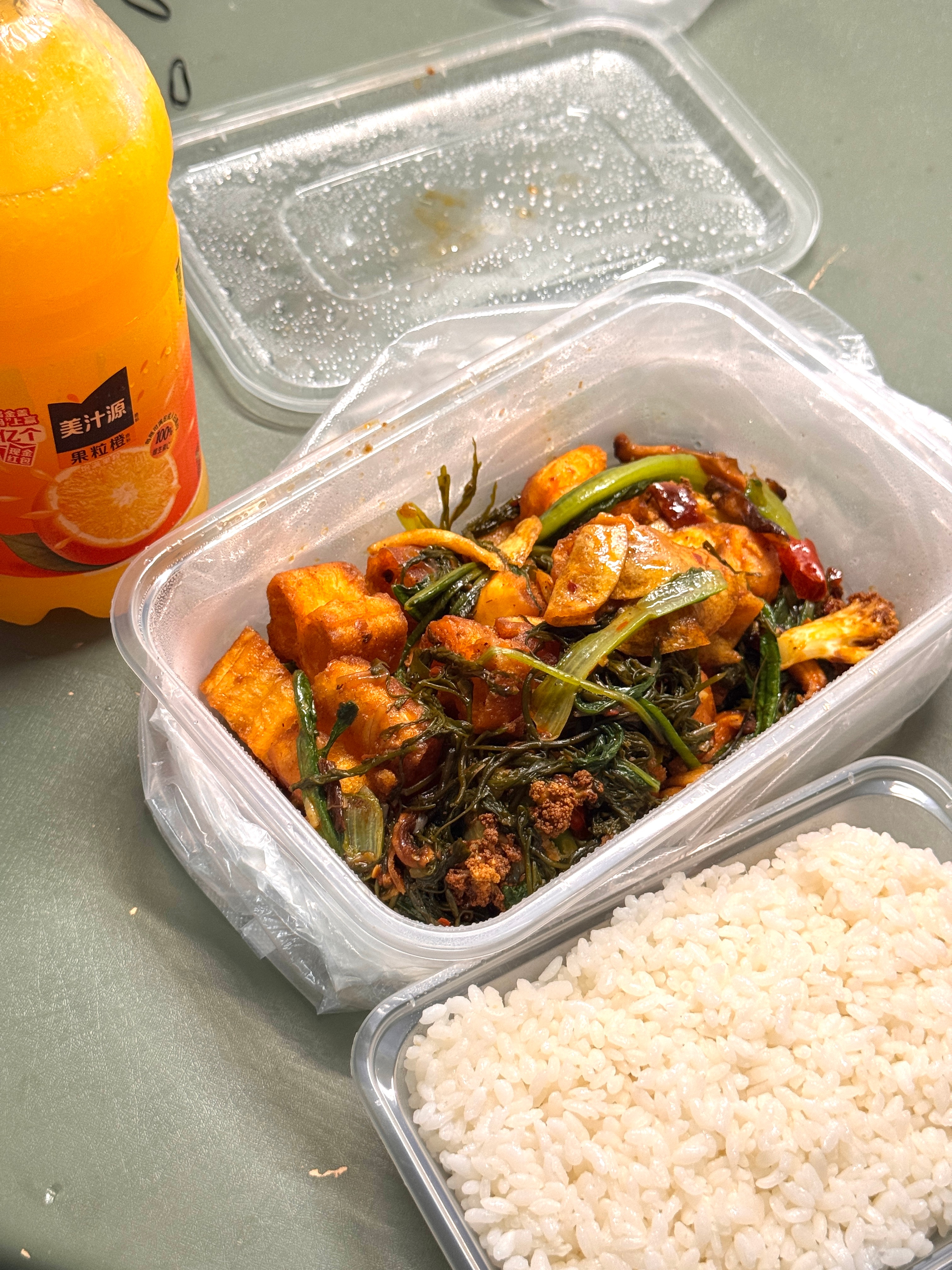 回学校第一餐 麻辣香锅配屌丝小饮料