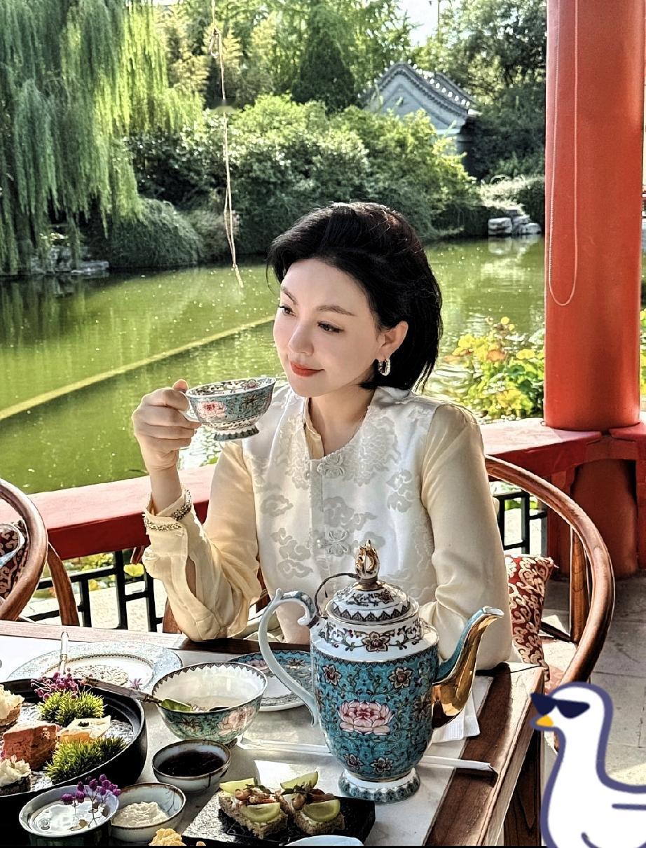 好奇心：
让女人越活越聪明的“隐形引擎”
 
说好奇心强的女人聪明，从不是指天生