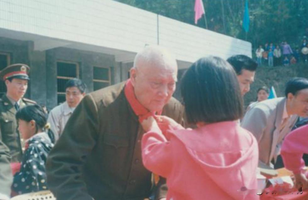 1997年的春节，82岁高龄的开国少将詹大南将一张存折摆放在桌上，对围坐在身边的