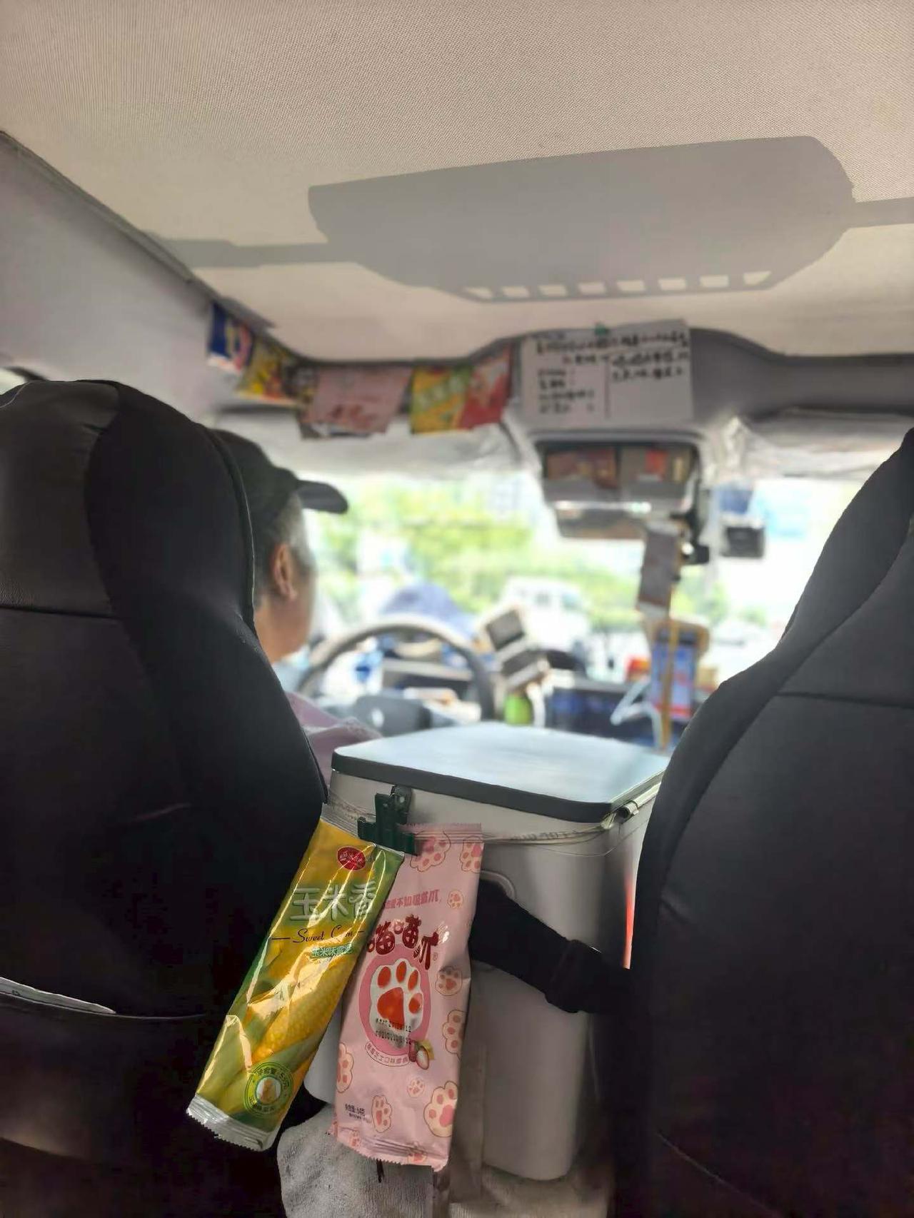 杭州出租车，冰水、雪糕、香烟随心可选，服务意识好，能吸引人的城市