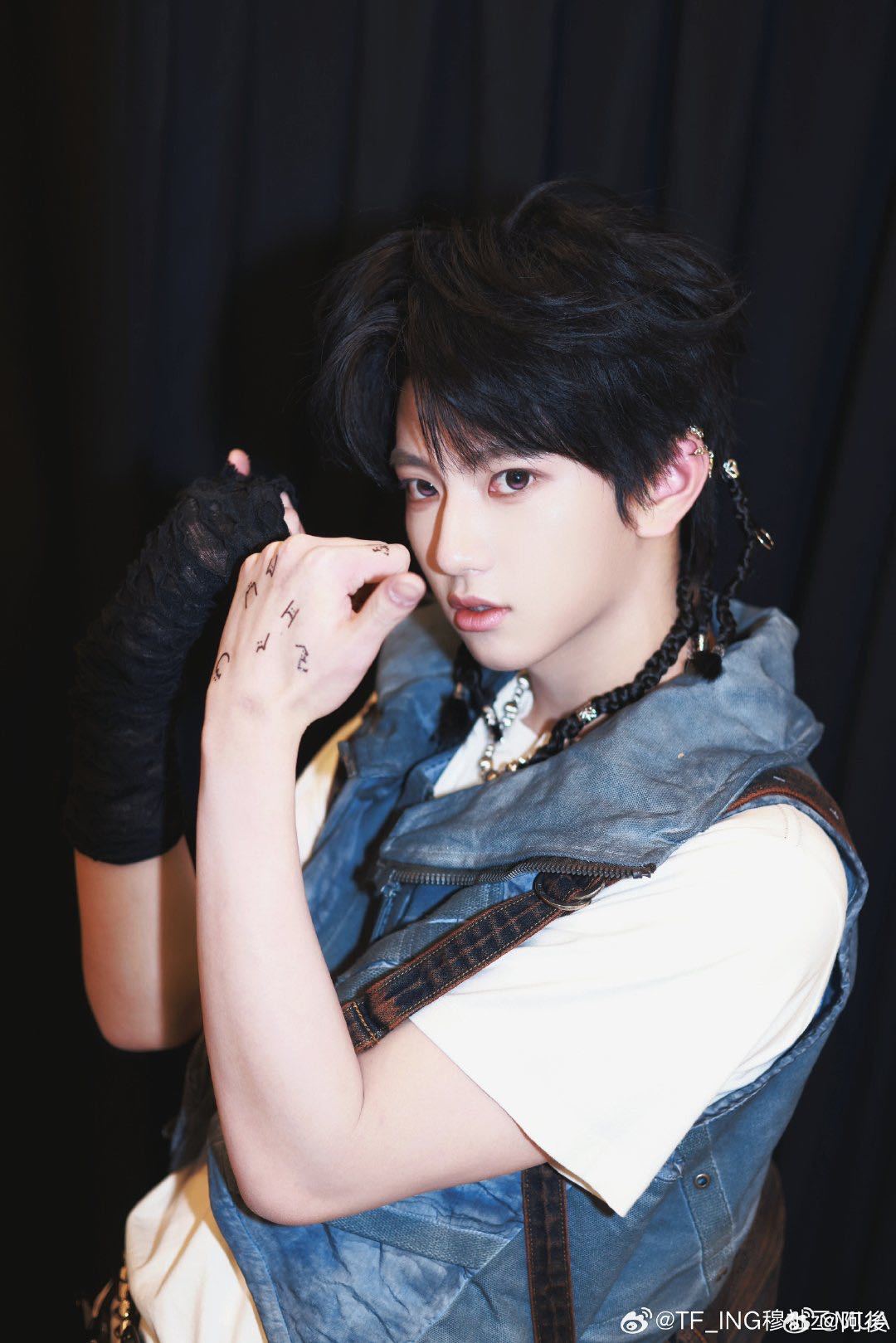 这一屏幕怎么全是时代峰峻的 笑疯了！微博之夜后台直接变成时代峰峻团建现场🤝穆祉