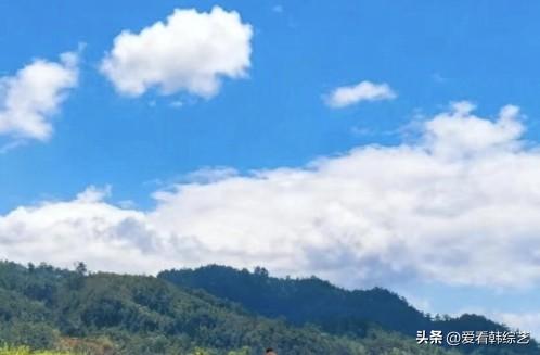 今年春天最想实现的心愿蓝天铺得澄澈透亮，棉絮似的云团软乎乎浮着，底下青山裹满浓绿
