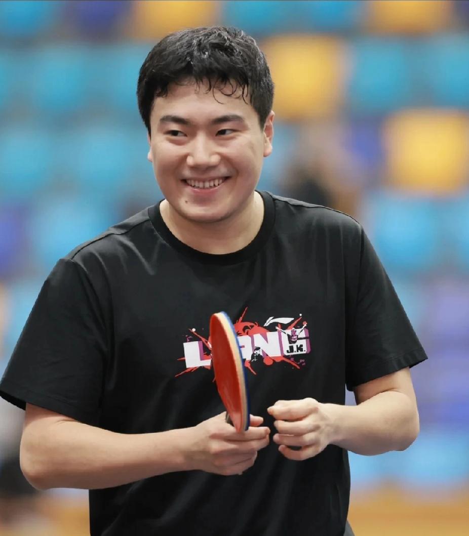 🏓谁能想到赛场上“大胖”梁靖崑，私下是俩娃的爹还这么可爱！
 
训练时认真挥拍