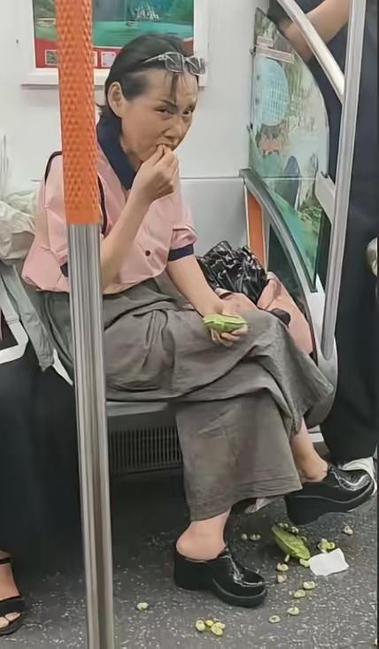 武汉地铁上，女子旁若无人地吃莲蓬，把残渣扔得一地。对面大爷实在看不下去，怒吼一声