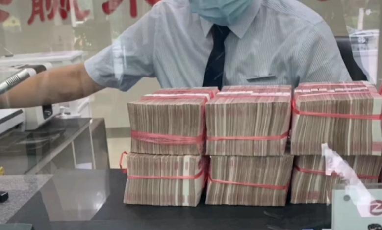 河南，一男子病故，妻子在整理他衣柜时，发现一张500元的定期存单，存款期限30年