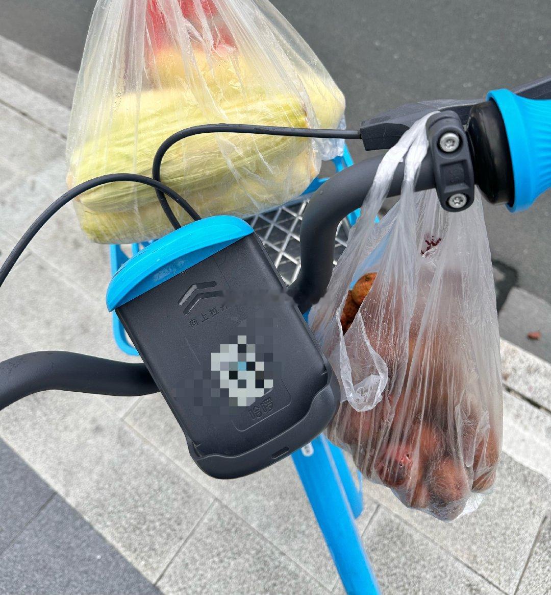 燃烧的陀螺仪  骑车还得是有手机支架的车，太方便了去同事家拿自己家种的玉米🌽又