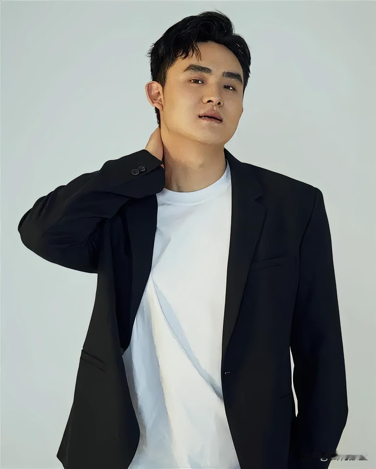对女儿要求那么高的周母（王姬饰），一是为女儿起名周媚，二是允许了女儿在公关公司工