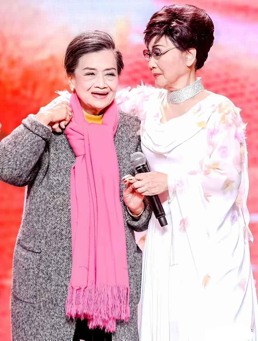 岁月匆匆，朱逢博和李谷一都老了，但她们的歌声永远留在大家的记忆里。朱逢博的《美丽